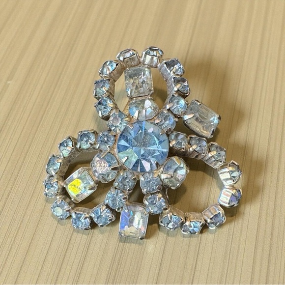 Vintage Rhinestone Brooch – Clear / Light Blue Stones – Estate Jewelry - Picture 2 of 6